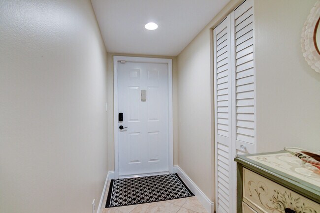 Building Photo - 15461 Pembridge Dr
