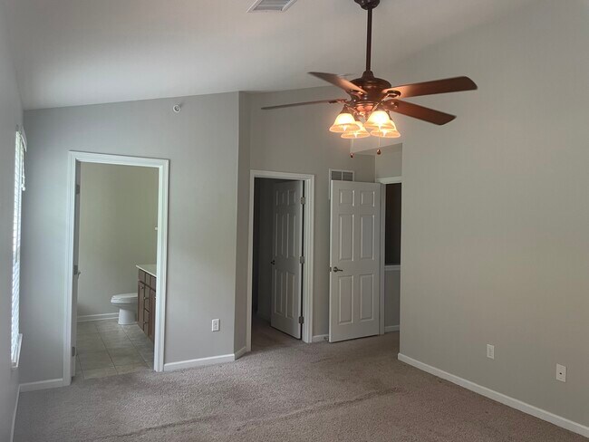 Foto del edificio - 272 Broadstone Dr