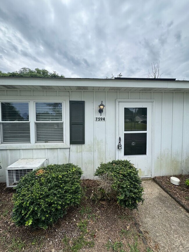 Building Photo - 7594 Bellehaven Dr