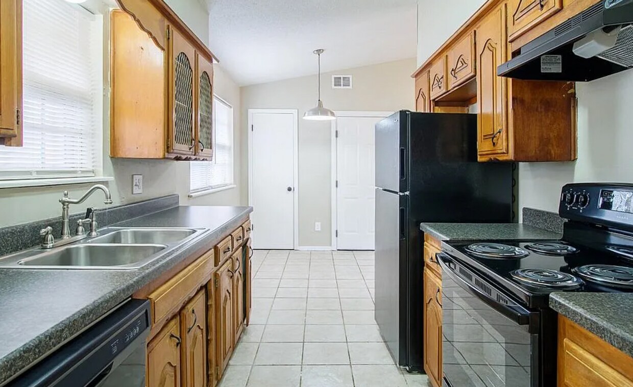 Foto principal - 1301 Hazelwood Dr