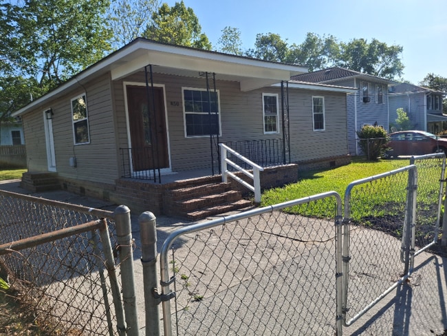 Building Photo - 850 Burger St