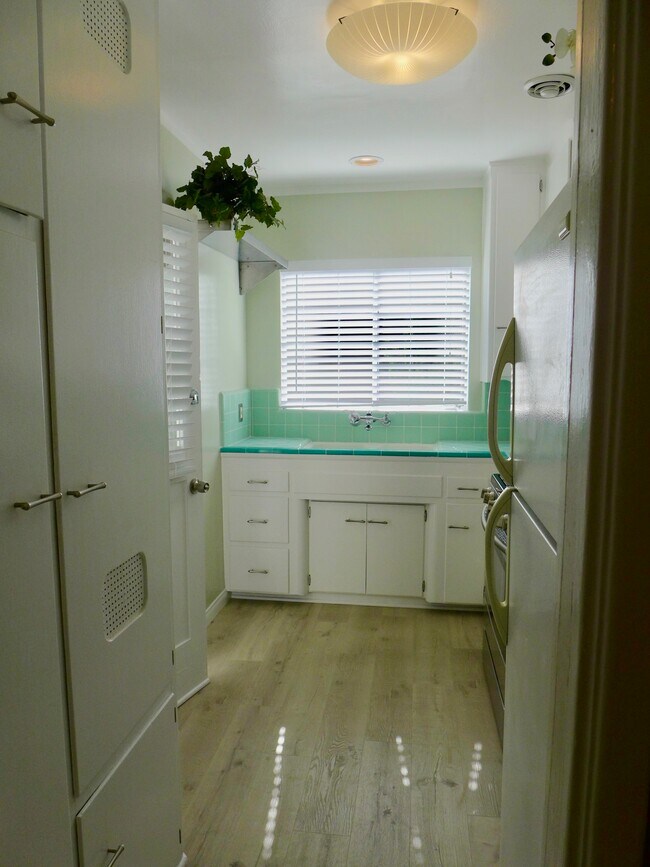 Kitchen, tiled counters - 7050 Ramsgate Ave