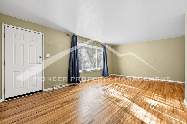 Building Photo - Spacious Home with Washer/Dryer and Fenced...