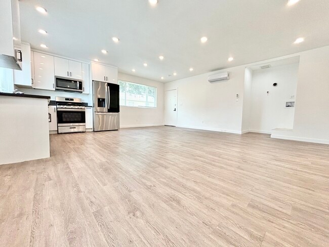 Building Photo - 1135 S Doheny Dr
