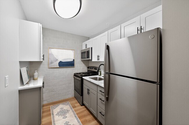 Mejora tu estilo de vida en Eagle Rock Apartments en Hudson, donde las cocinas modernas combinan estilo y funcionalidad. Disfruta de elegantes electrodomésticos de acero inoxidable y amplios espacios. ¡Agenda una visita hoy para conocer tu futuro hogar! - Eagle Rock Apartments at Hudson