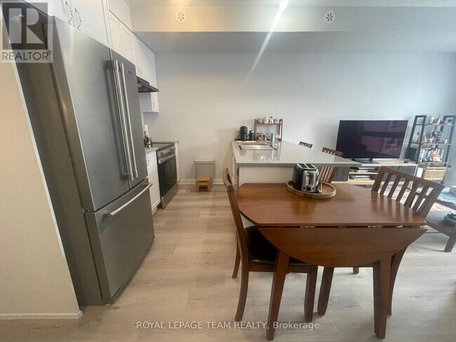 Building Photo - 230 Mishi Private