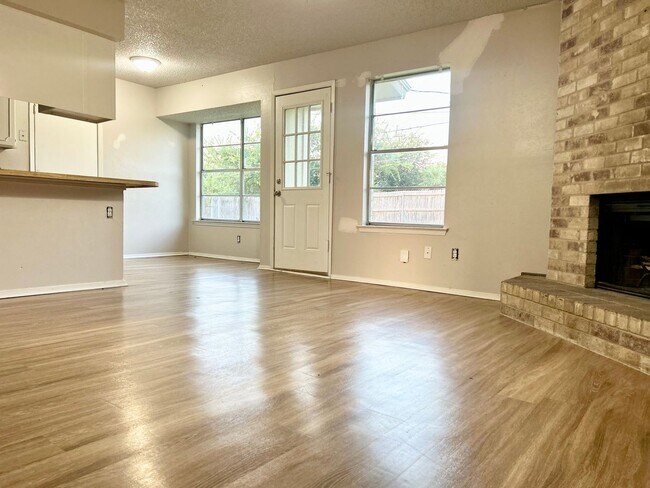 Foto del edificio - Home is located in sought-after neighborhood