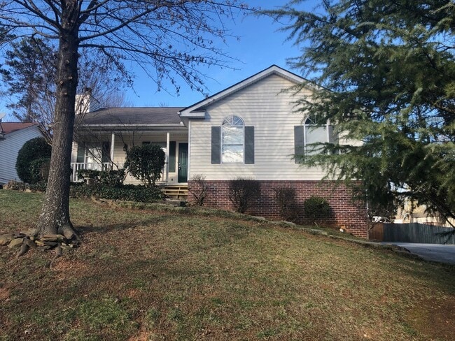 Building Photo - 3BR 2.5BA large home w/basement, garage, &...
