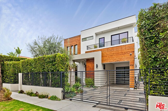 Building Photo - 8745 Rosewood Ave