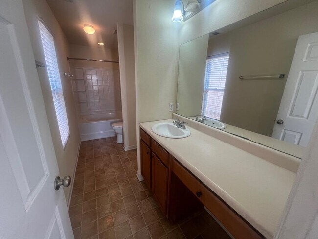 Foto del edificio - 202 Harold Murphy Dr