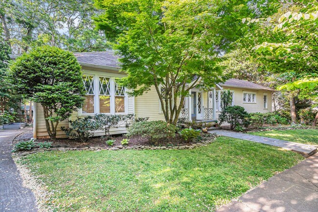 Building Photo - Stunning Renovated Bungalow in City of Dec...