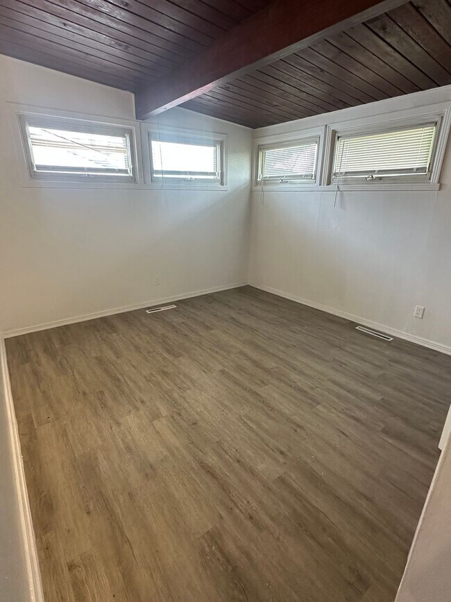 Building Photo - 4 bedroom 1 1/2 bath