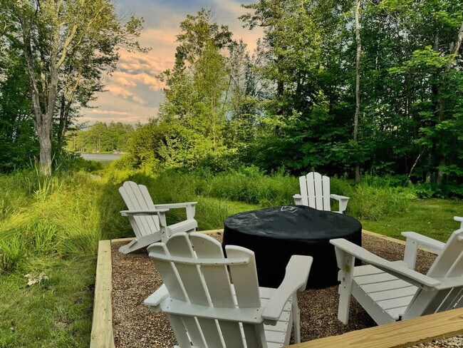 Foto del edificio - 589 Laconia Rd