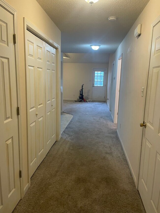 Building Photo - Knoxville 37912 - 2 bedroom, 2 bath Condo ...