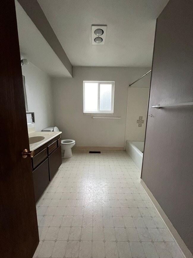 Foto del edificio - 2 Bedroom, 1 Bathroom Downstairs Duplex