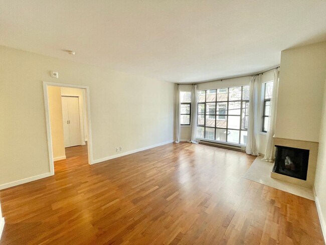 Foto del edificio - Contemporary, Light Filled Condo w/Garage ...