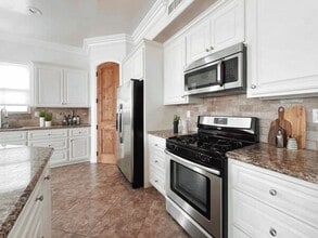 Building Photo - 1200 Oak Ave