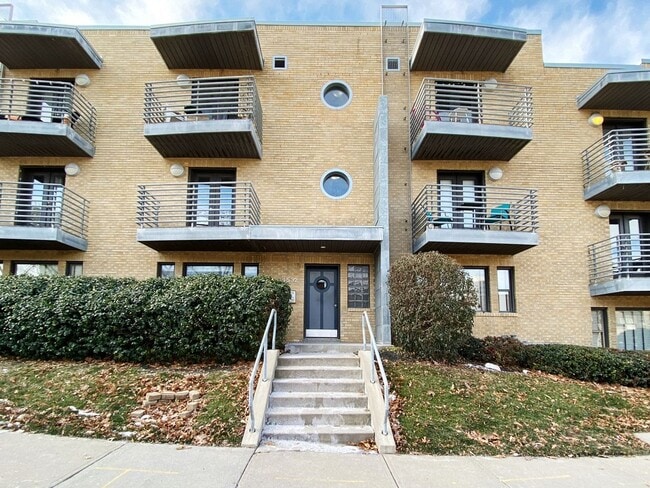 Building Photo - SEE IT NOW: Charming Art Deco-Inspired Stu...
