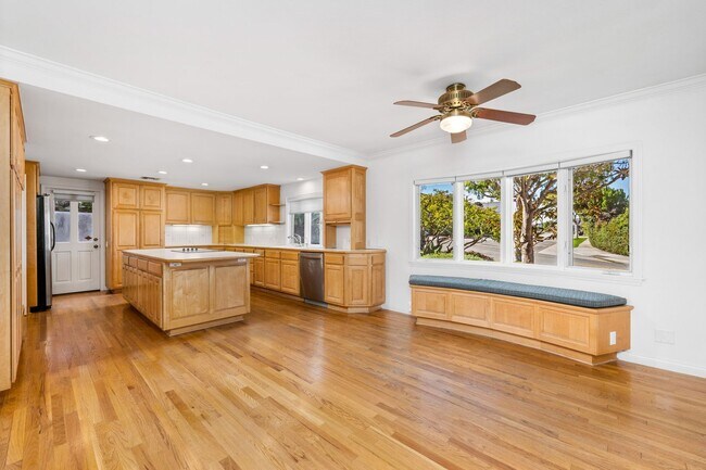 Foto del edificio - Spacious Two-Story 5 BD/3 BA Home in Desirable East Bluff Neighborhood