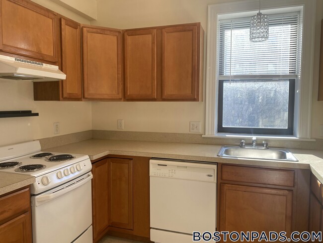 Building Photo - 881 Massachusetts Ave