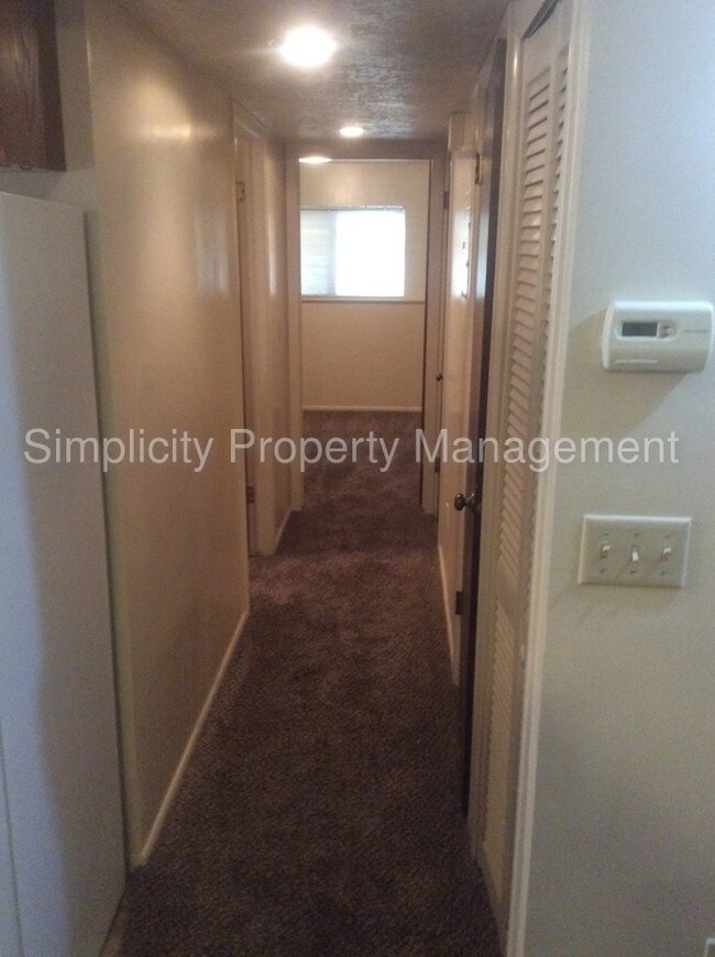 Building Photo - 1 bdrm 1 bath walk out basement Apartment