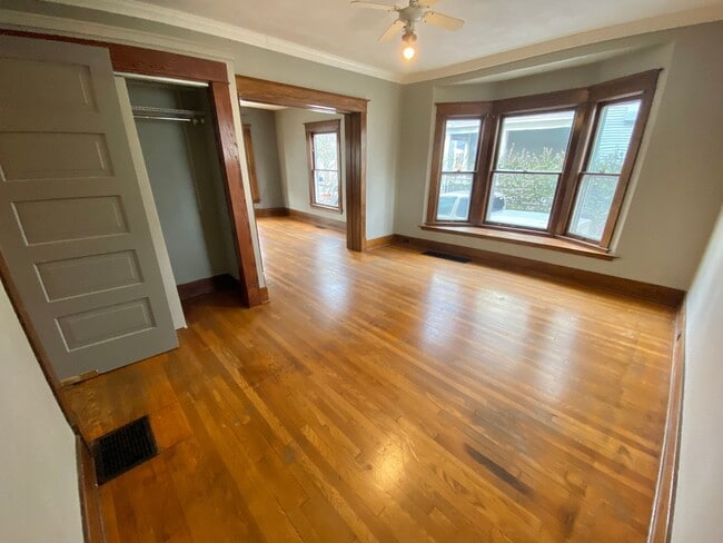 Building Photo - 621 Stanley Terrace NE