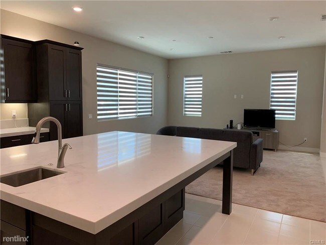 Building Photo - 4 br, 4.5 bath Condo - 143 Stellar