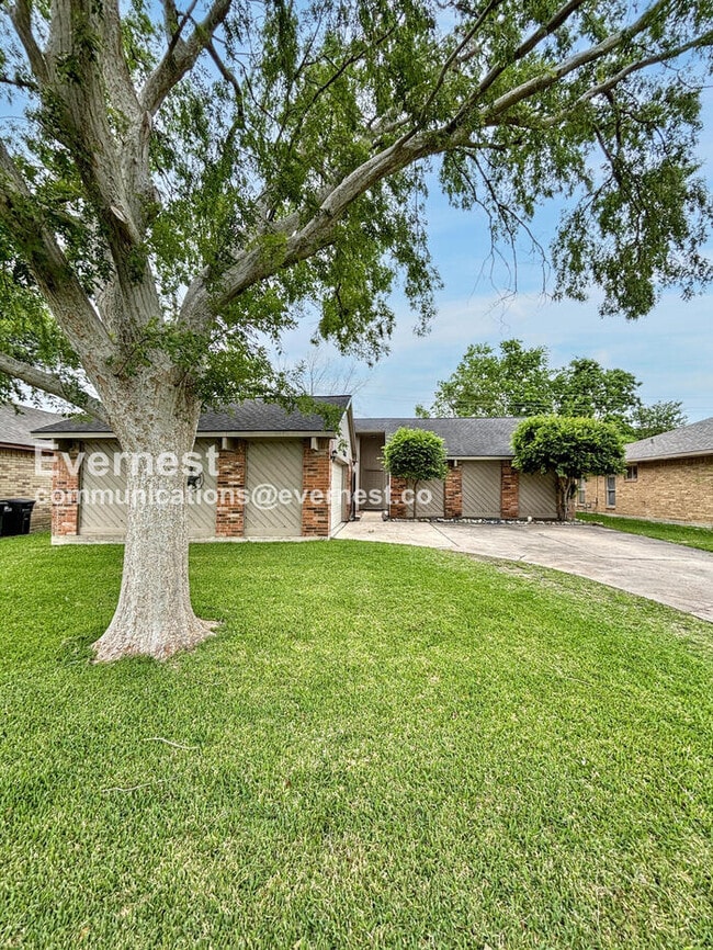 Foto del edificio - 3 Bed, 2 Bath Home with Fenced Yard & Garage / Pet-Friendly / Available Now!