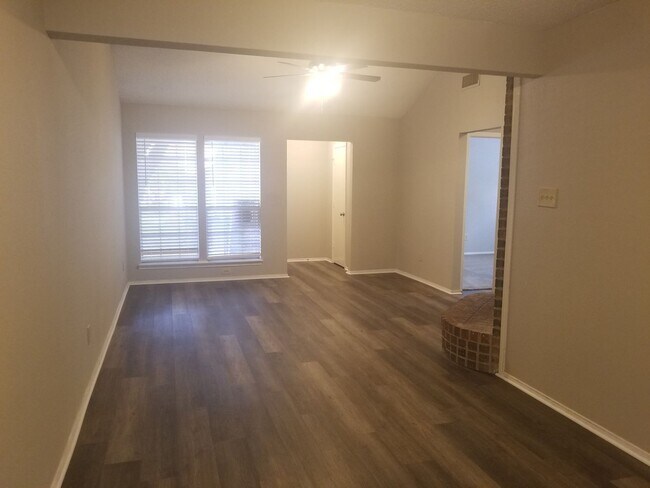 Building Photo - 605 Lost Springs Ct