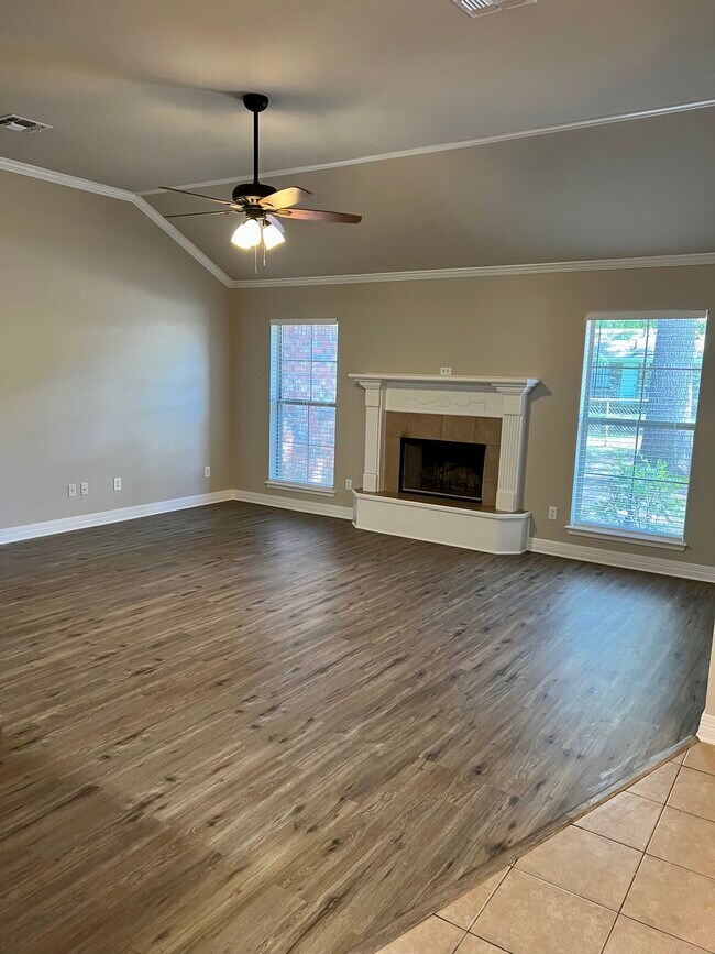 Building Photo - 421 Red Oak Ln