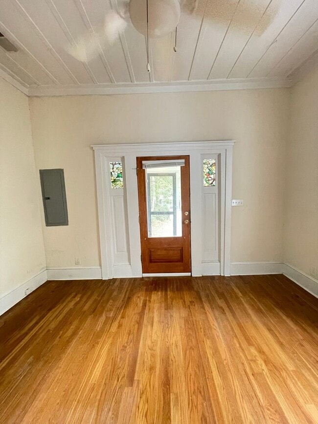 Building Photo - Very Cute Two Bedroom on Childs