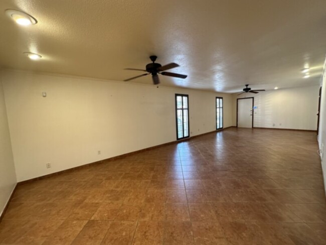 Foto del edificio - Large first floor condo in Alamo Heights