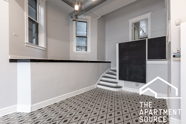 Building Photo - 723 W Wrightwood Ave