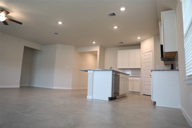 Foto del edificio - 523 Ellwood Terrace Ln