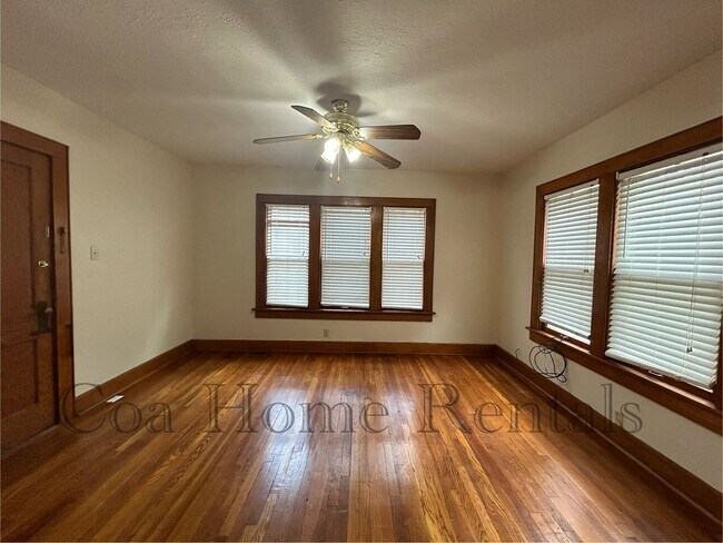 Foto del edificio - 3237 E Oakland Ave