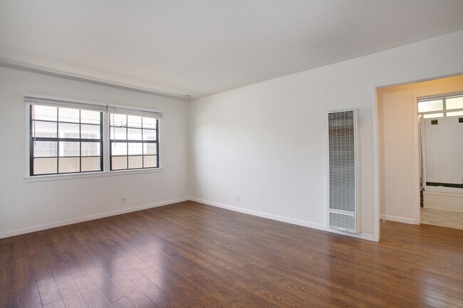 Building Photo - 1514 Oakwood Ave