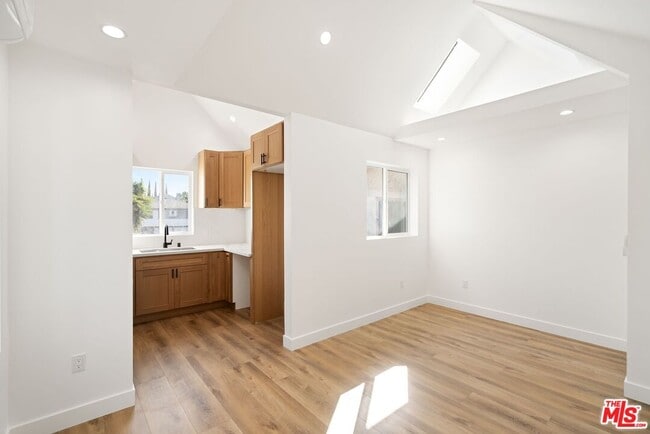 Foto del edificio - 607 E Fairview Blvd