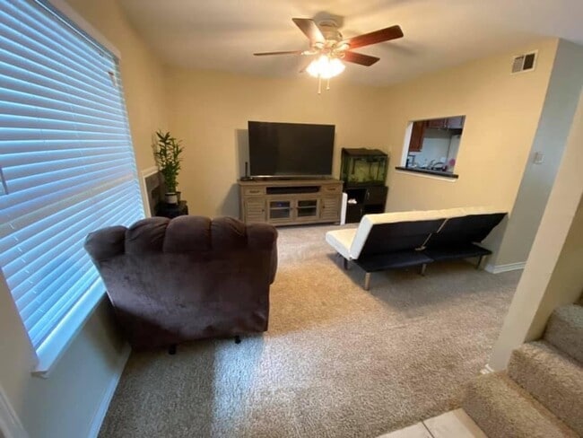 Living Room - 1900 Dartmouth St