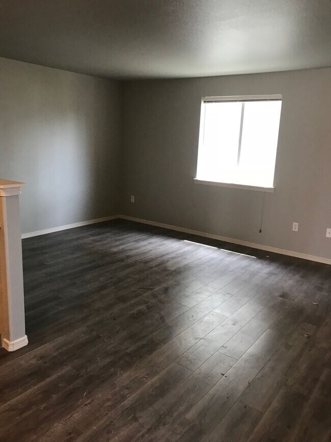 Building Photo - Townhome in NW Redmond in Fairhaven Vista
