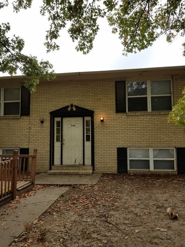 Building Photo - 746 Demaret Dr