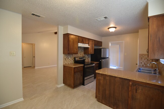 Building Photo - 3320 Tallwood Dr