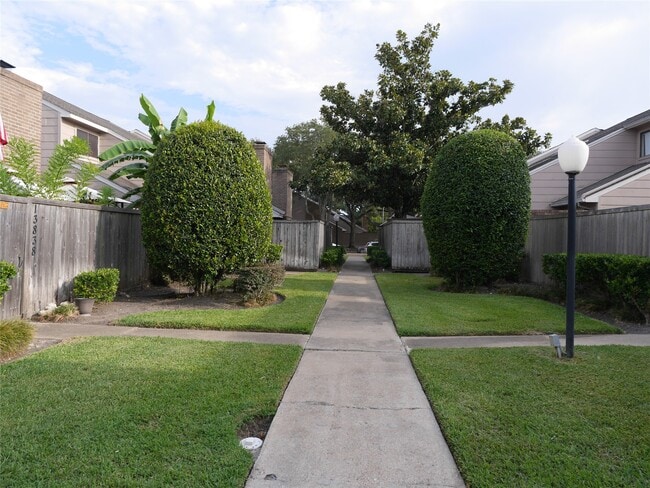 Foto del edificio - 13840 Hollowgreen Dr