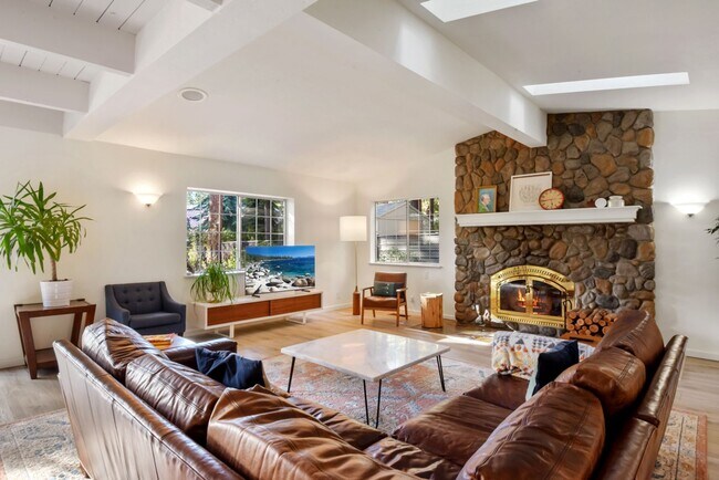 Foto del edificio - Ideal Family Home in Mill Creek – Walk to the Lake!