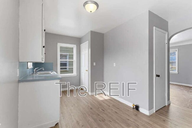 Building Photo - 813 Alvord Ave