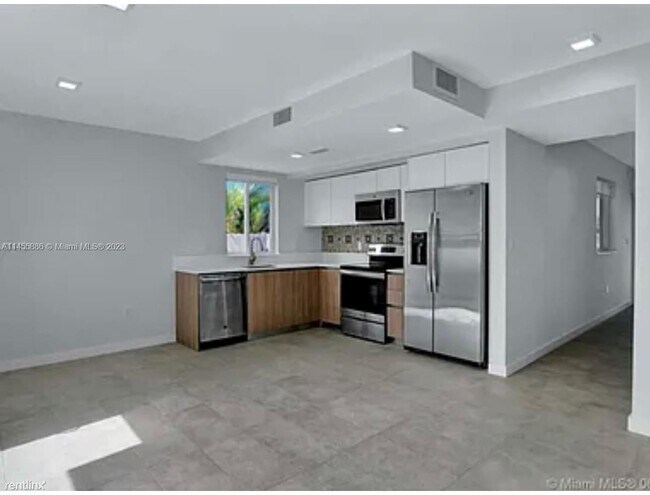 Building Photo - 3 br, 2.5 bath House - 315 NW 34th Ave # 315