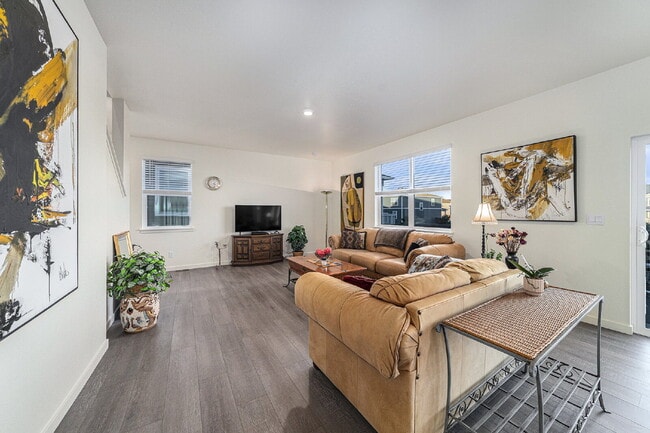 Building Photo - Limited Time Rent Special for this Immacul...