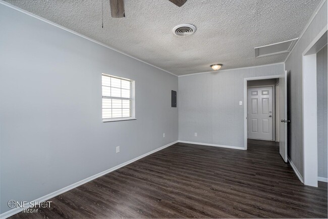 Building Photo - 2117 Yorktown Dr