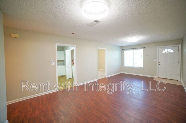 Building Photo - 1100 Greentree Ct
