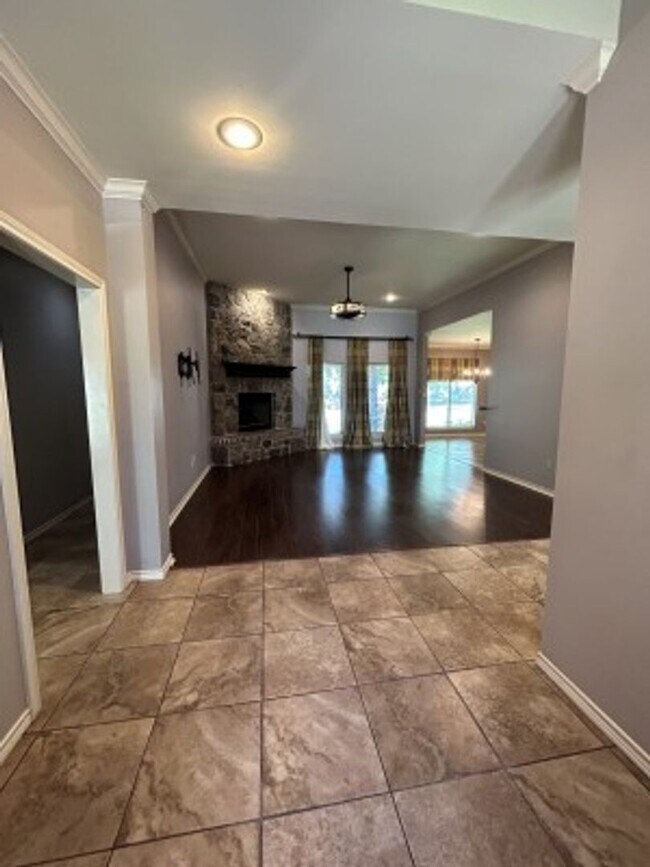 Foto del edificio - 617 Huntwick Ln