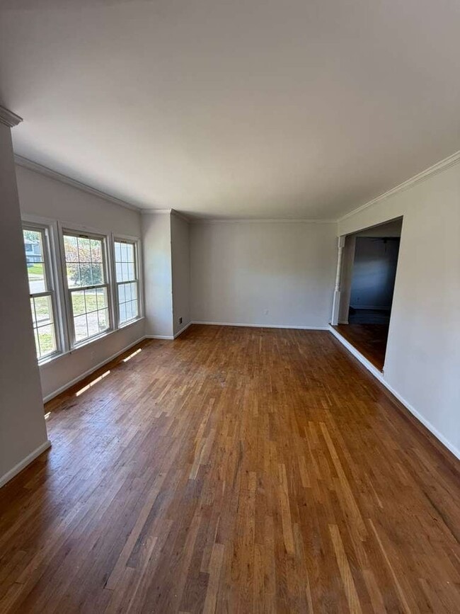 Building Photo - 648 Longview Dr